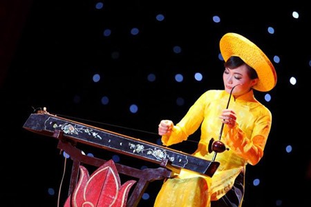 Le dan bau est considere comme le plus original des instruments de musique traditionnelle du Vietnam