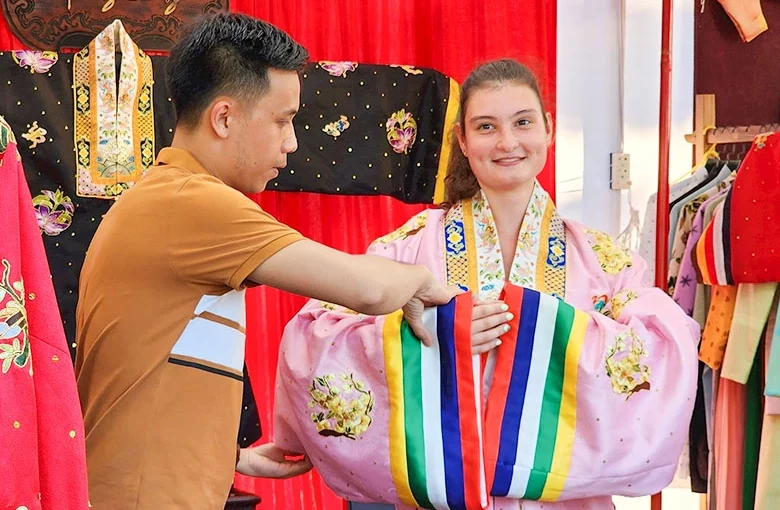 Quelles sont les coutumes locales que je devrais connaître avant de visiter le Vietnam ?