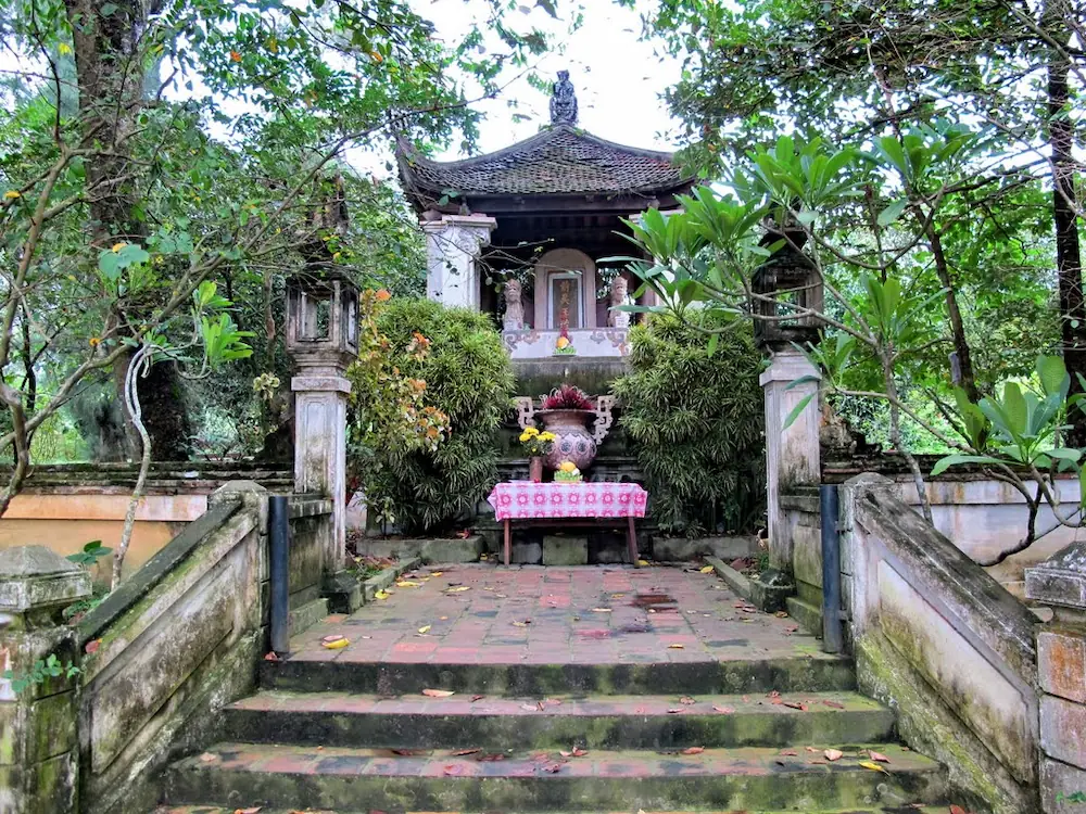 village duong lam temple ngo quyen