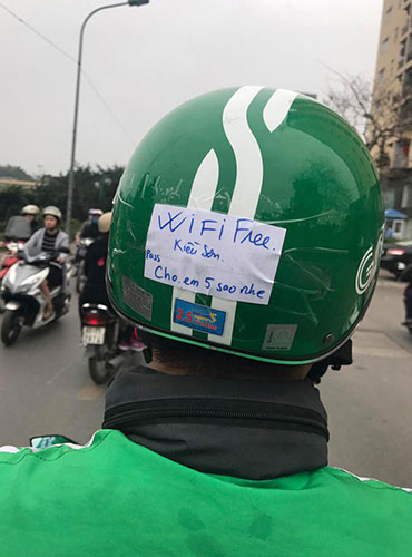 Moyens de transport populaire au Vietnam moto taxi grabbike