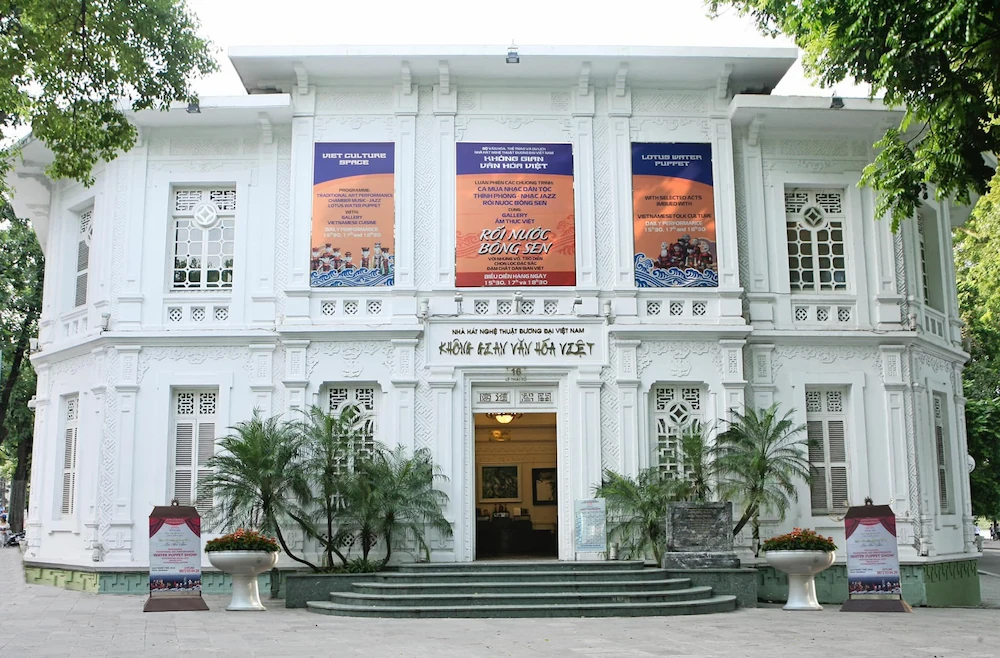 theatre marionnettes sur l'eau hanoi lotus