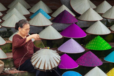 Pourquoi le chapeau conique (nón lá) est il un symbole du Vietnam