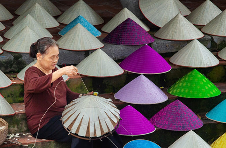 Pourquoi le chapeau conique (nón lá) est-il un symbole du Vietnam ?
