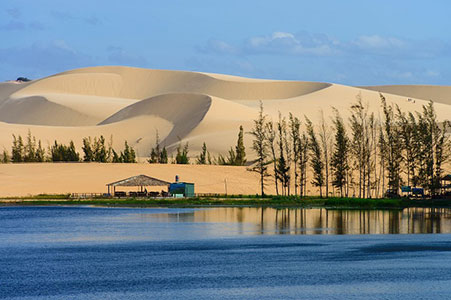 Dunes de sable à Mui Ne Un paysage désertique unique au Vietnam.