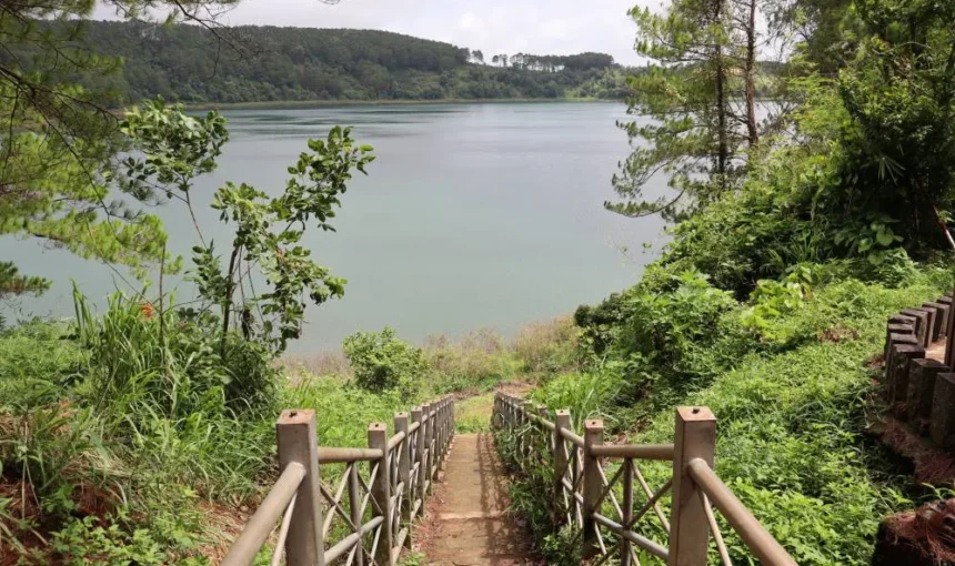 Le lac T’nung – miroir volcanique et cœur vivant des Hauts Plateaux