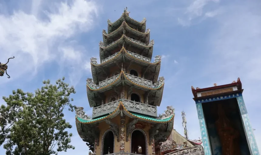 Pagode de Linh Phuoc à Da Lat: Chemin de mosaïque et de lumière