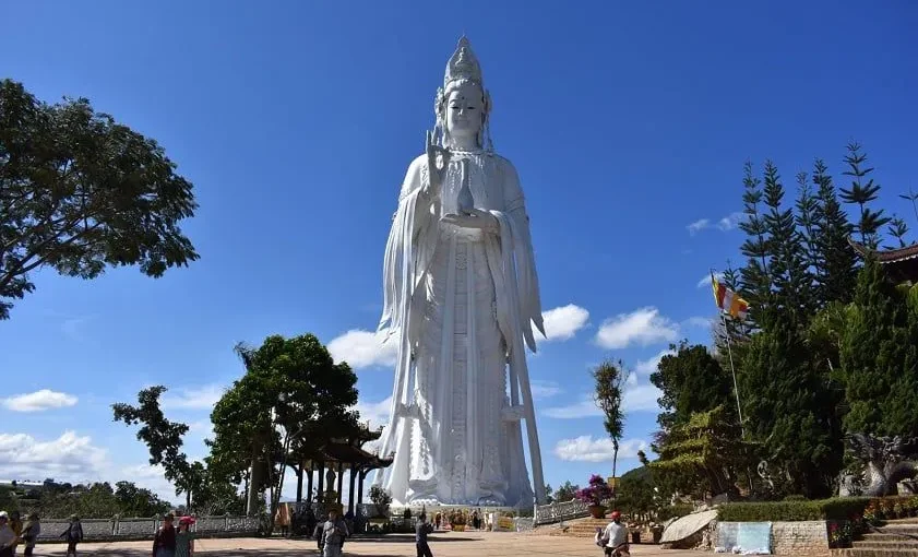 Silence sacré dans la forêt de pins : notre pèlerinage à la pagode Linh An