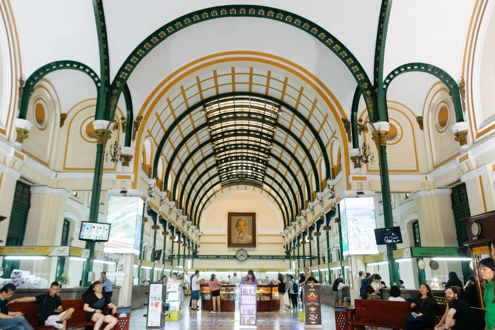À l'intérieur de la poste centrale de Saigon