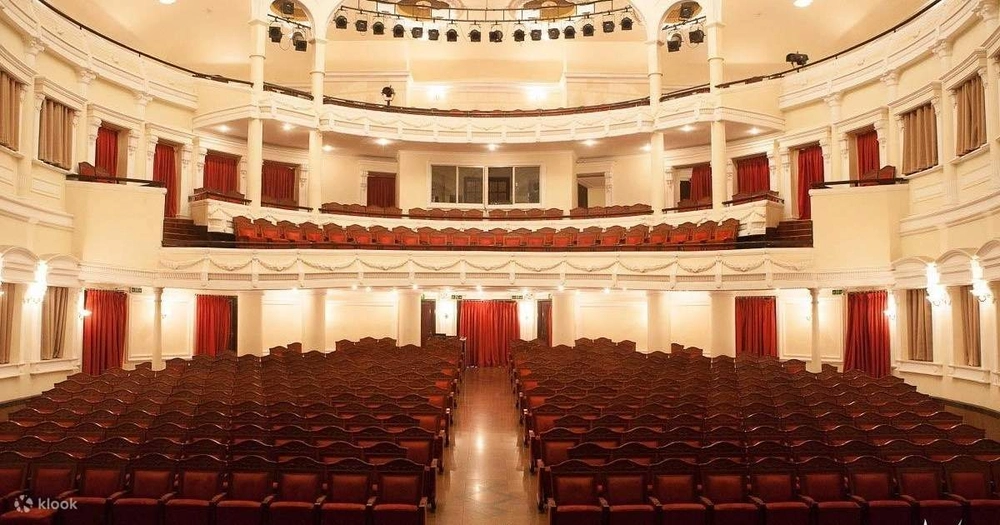 À l'intérieur du théâtre municipal