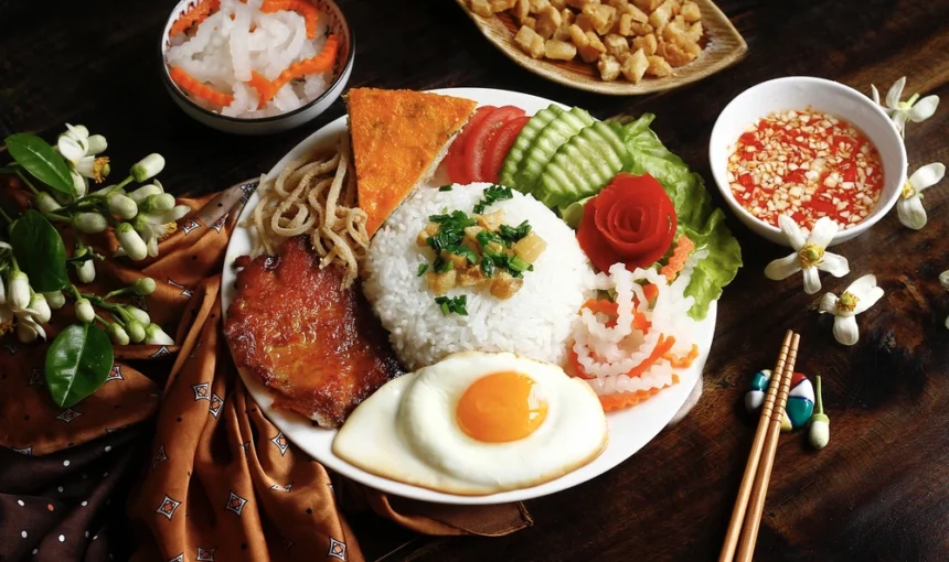 Com tam Saigon: Le plat du quotidien devenu symbole de la ville