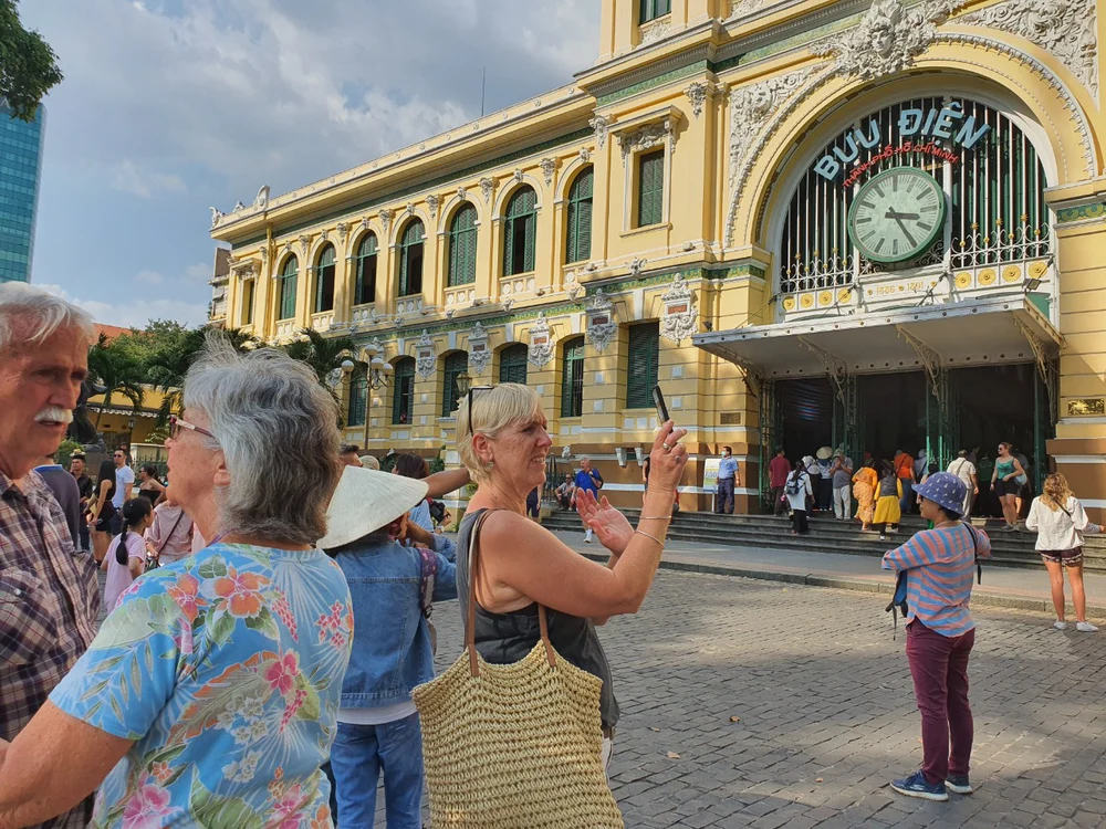 Des touristes étrangers prennent des photos souvenirs