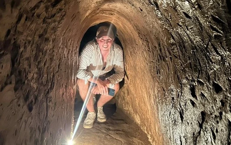 Des touristes étrangers visitent les tunnels