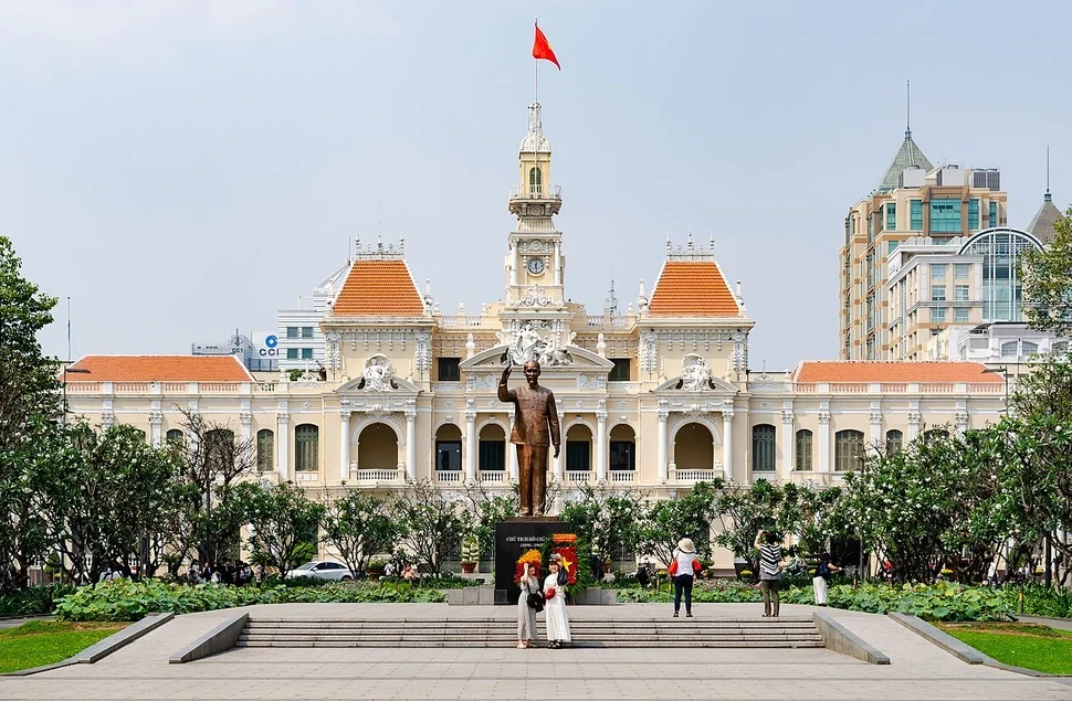 L'Hôtel de Ville et le monument Ho Chi Minh
