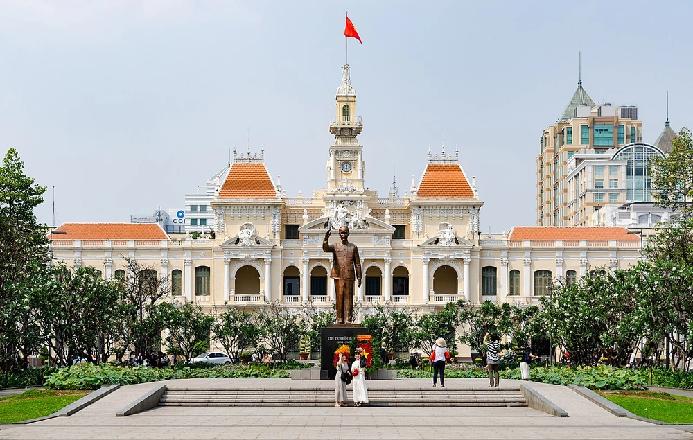 L'Hôtel de Ville et le monument Ho Chi Minh