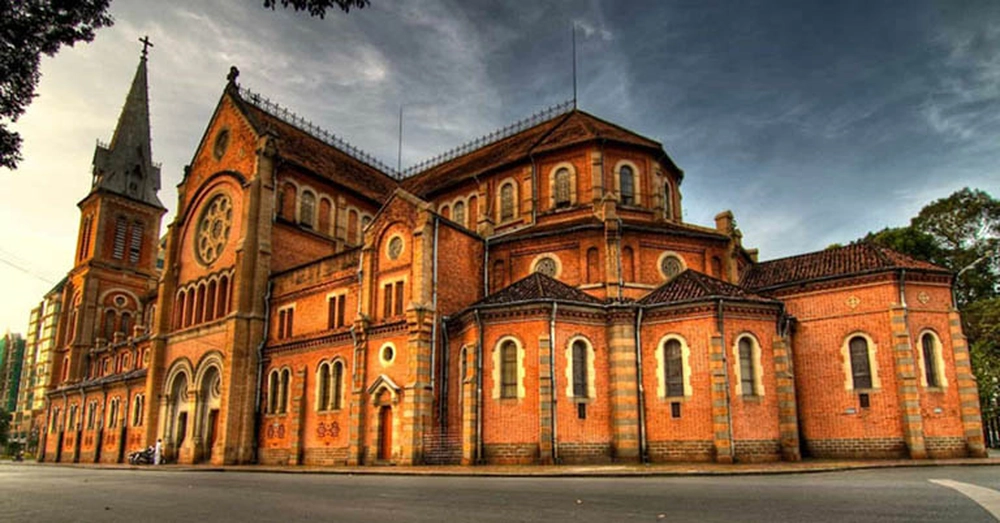 La façade en briques rouges de la cathédrale