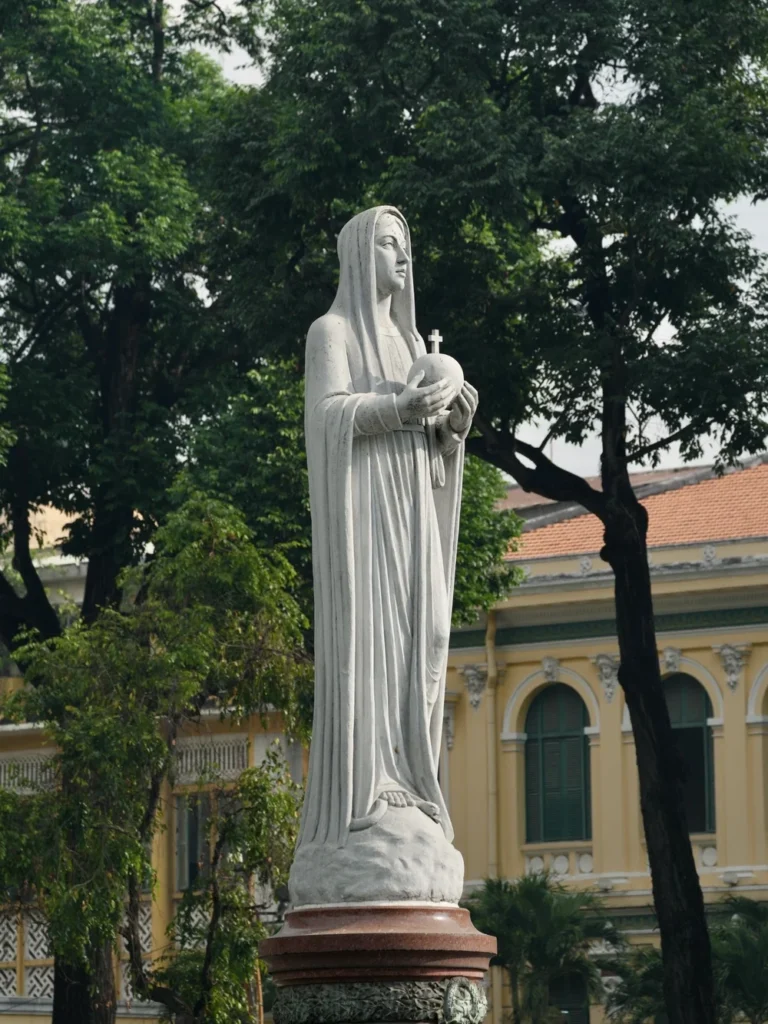 La statue de Notre-Dame de la Paix
