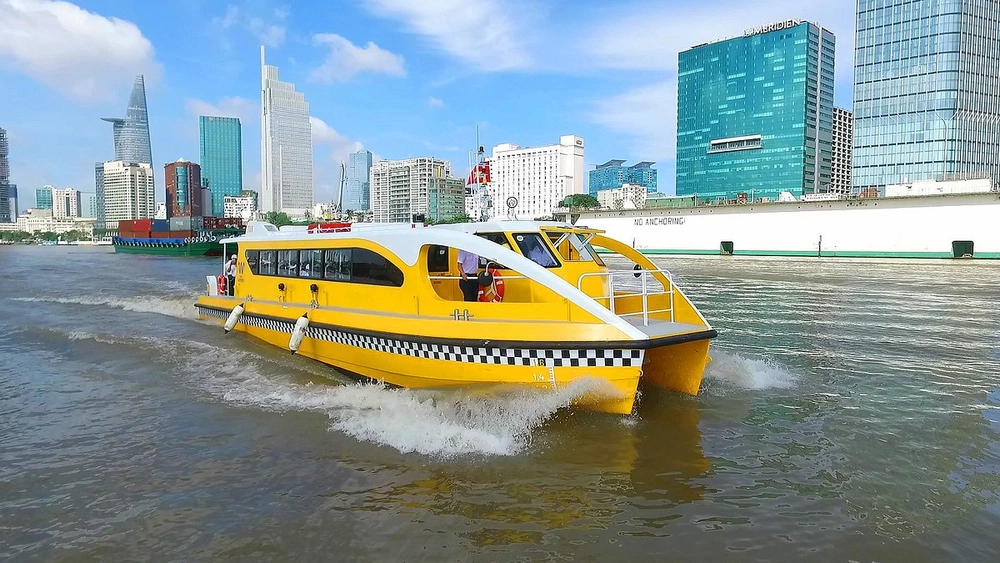 Le Saigon Waterbus sur la rivière Saigon