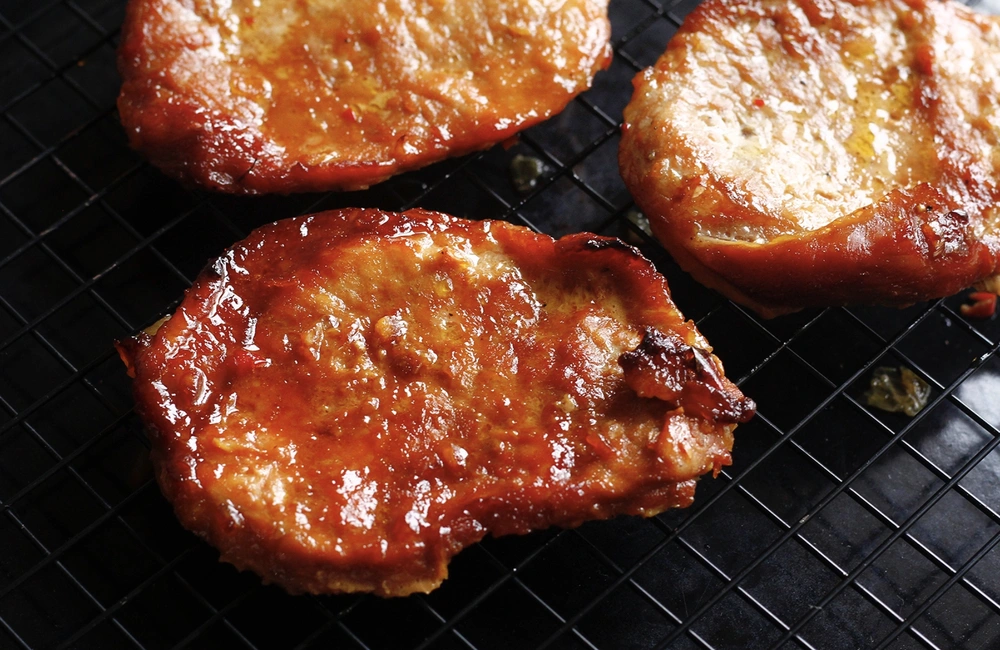 Les côtelettes de porc grillées