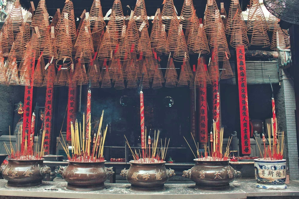 Les spirales d’encens suspendues du temple Thien Hau