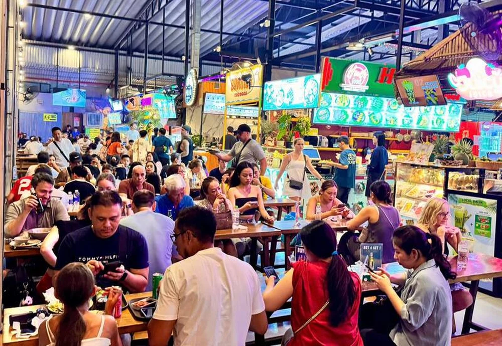Les touristes vietnamiens et étrangers affluent au marché Ben Thanh