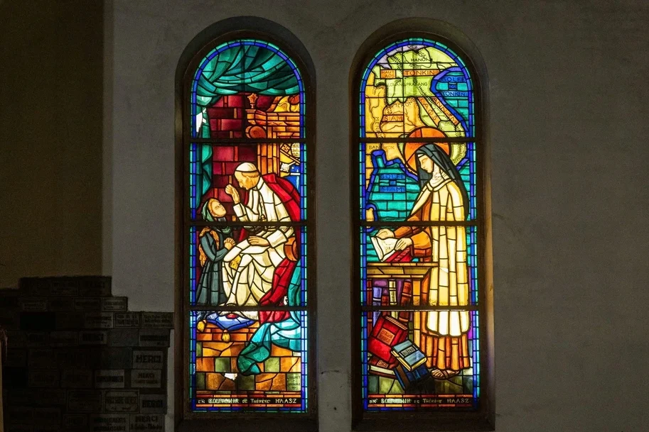 Les vitraux colorés dans la cathédrale