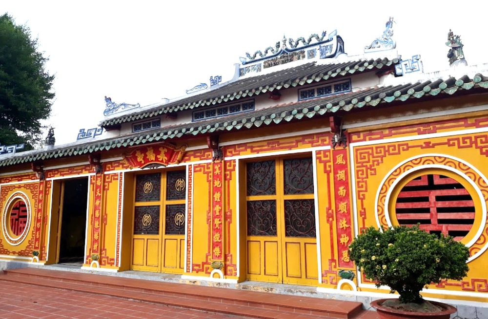 dinh than Long Xuyen_1000