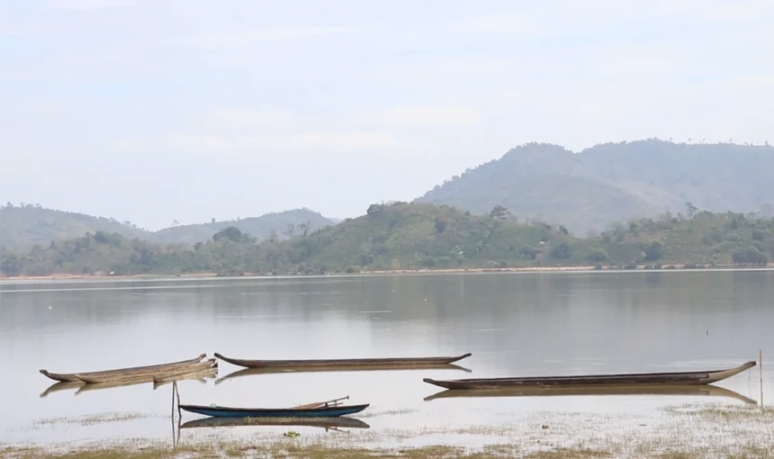 Silence sur les eaux du lac Lak : une pirogue et l’écho du temps