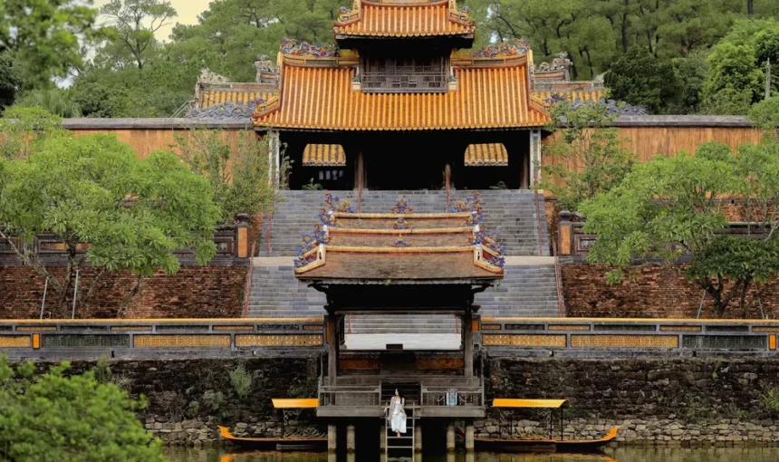 Le Tombeau de Tu Duc a Hue : Le Mausolee d’un Empereur Poete