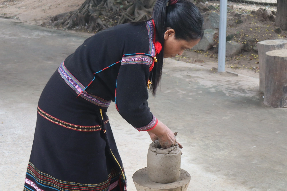 village m'nong potterie femme_1000