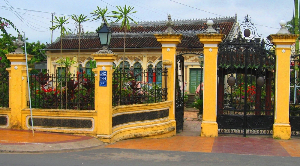 Architecture extérieure de la maison ancienne Binh Thuy