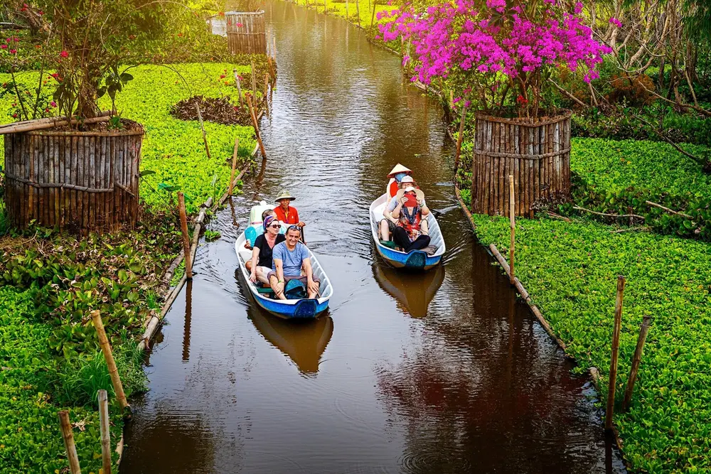 Glisser en petite barque dans les canaux etroits dans le foret de tra su an giang