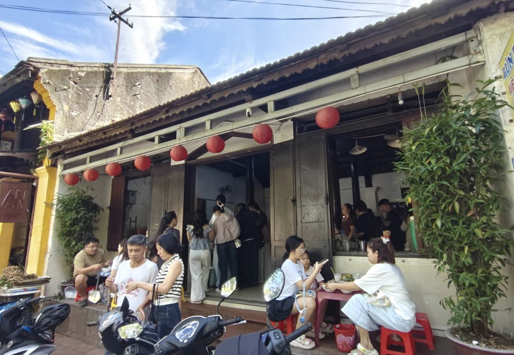 La rue Bach Dang hue