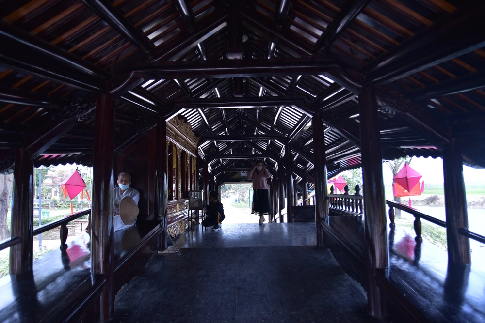 Les bancs du pont couvert de thanh toan