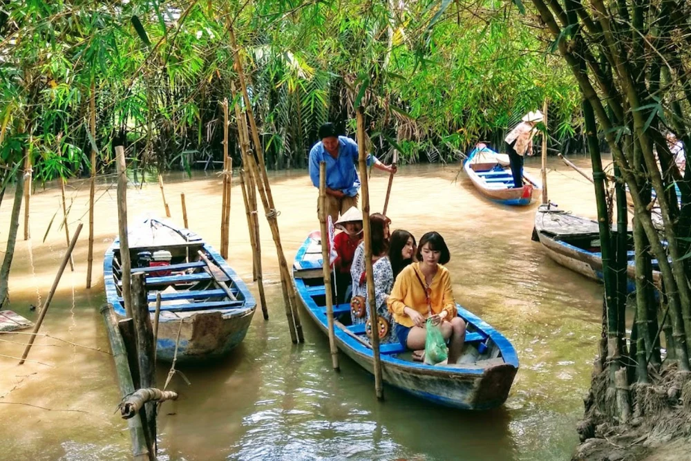 bateau dans les canaux ben tre