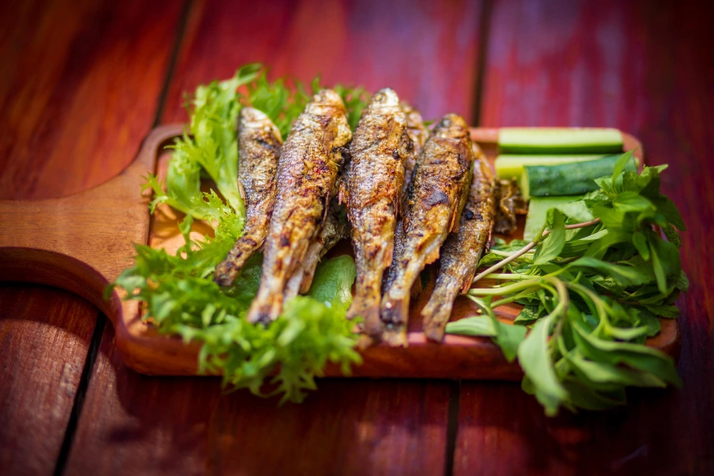 ca nieng nuong mang den