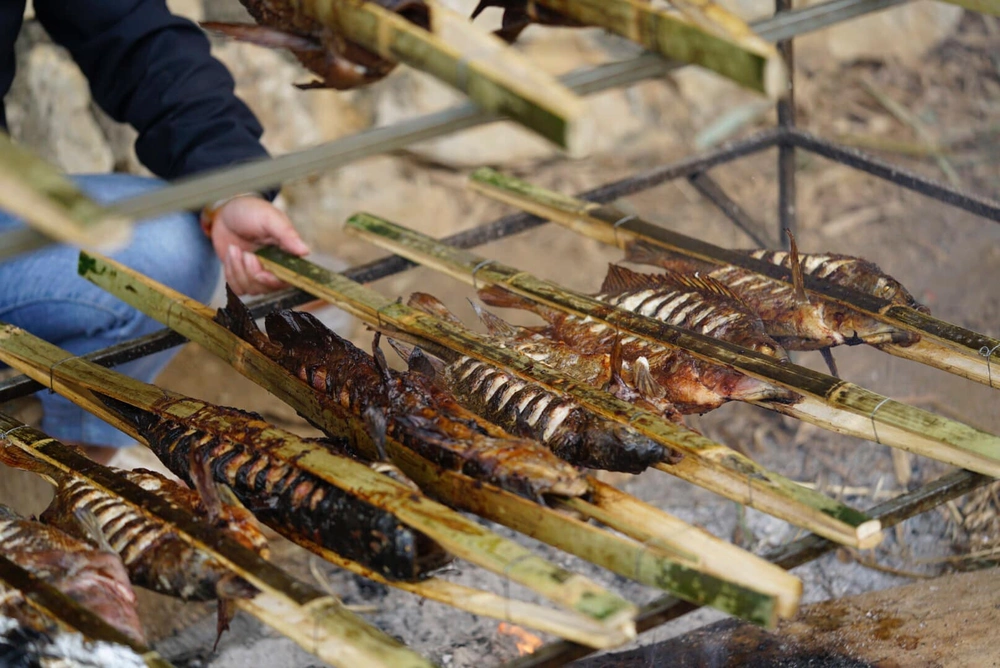 ca nuong lac sur braises de bambou
