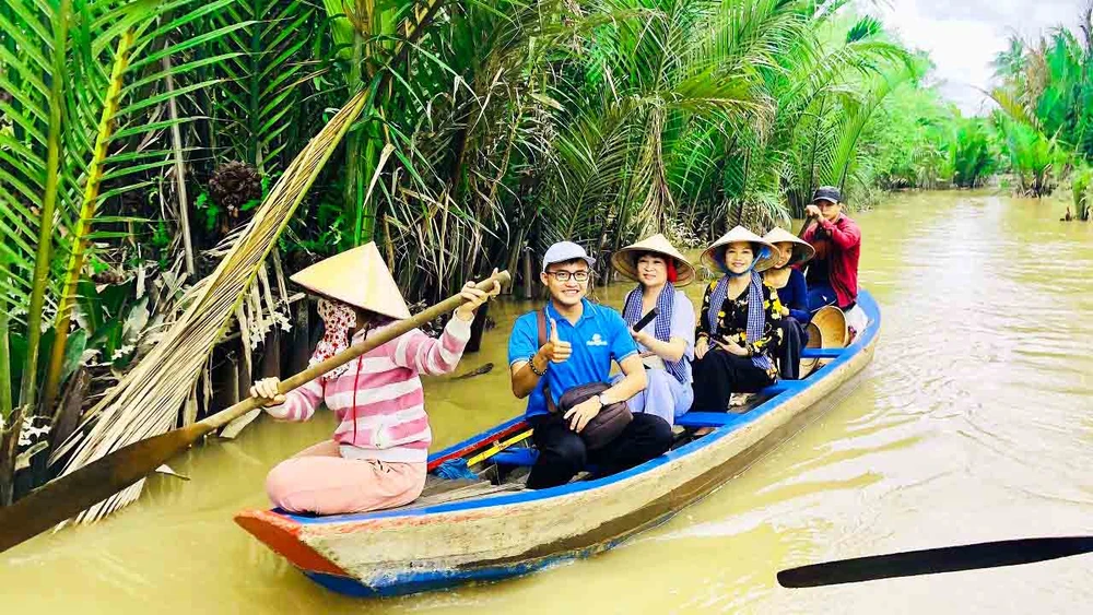 con quy ben tre en bateau