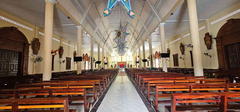 interieur de l'eglise cai mon vinh long