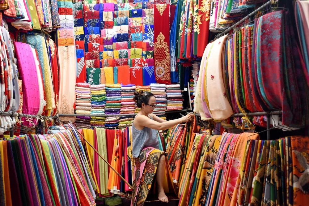 le royaume du tissu et de l’artisanat du marche dong ba