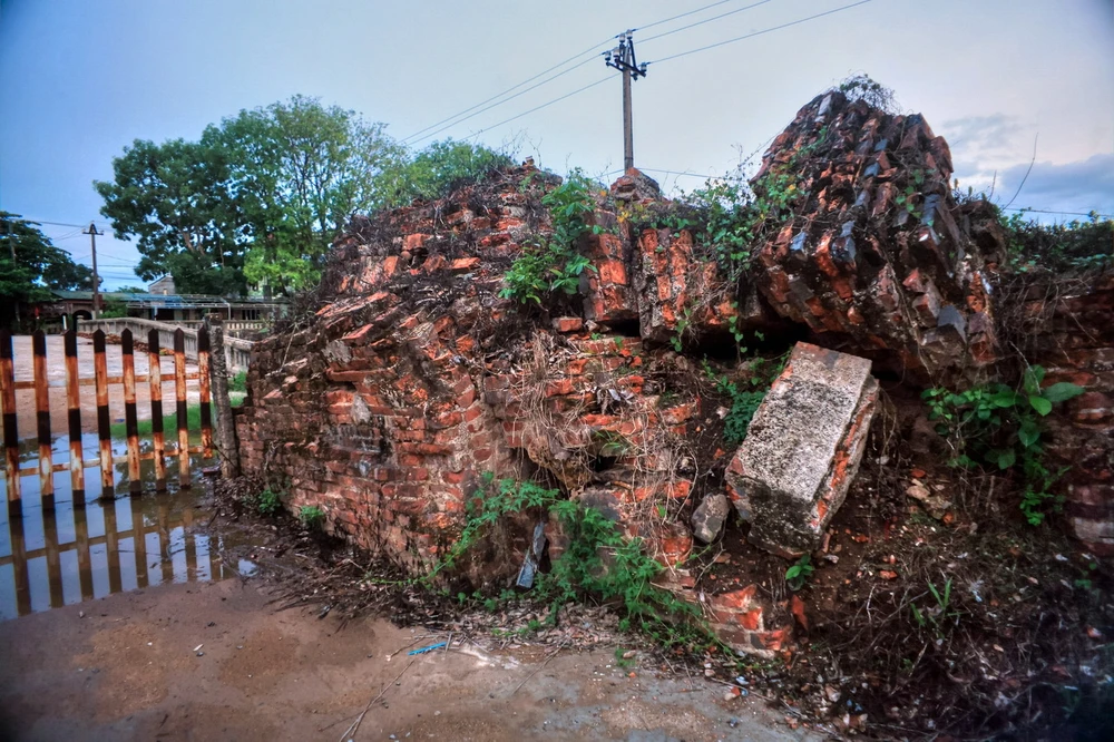 le sol, les fondations affleurantes de batiments evanouies, et l'herbe de quang tri