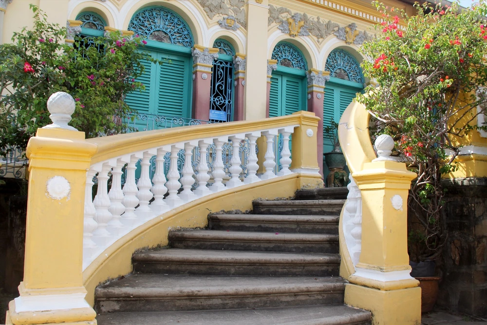les escaliers symétriques de la maison ancienne Binh Thuy