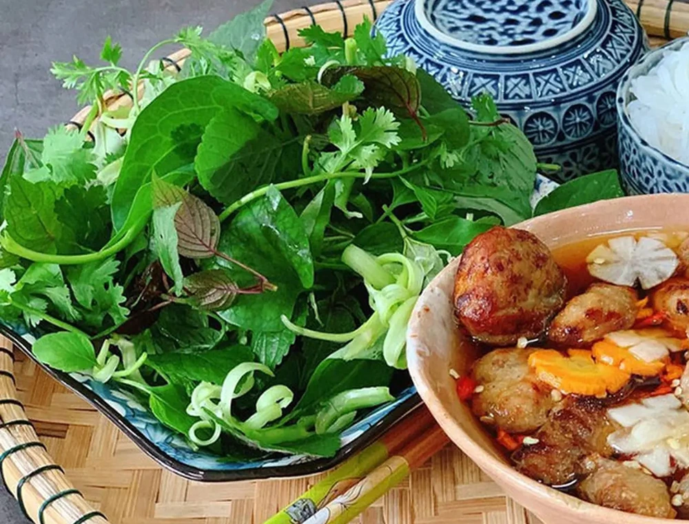 les herbes fraîches de bun cha hanoi