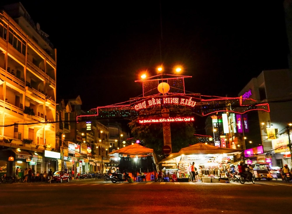 marche de nuit de Ninh Kieu