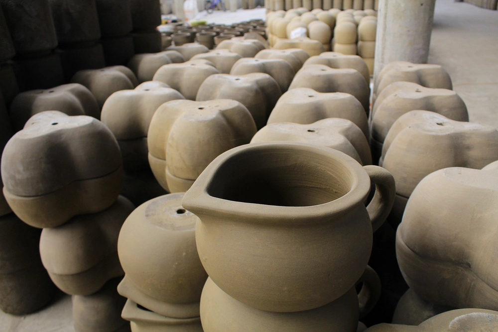 mouler les briques ou les pieces de poterie a mang thit vinh long