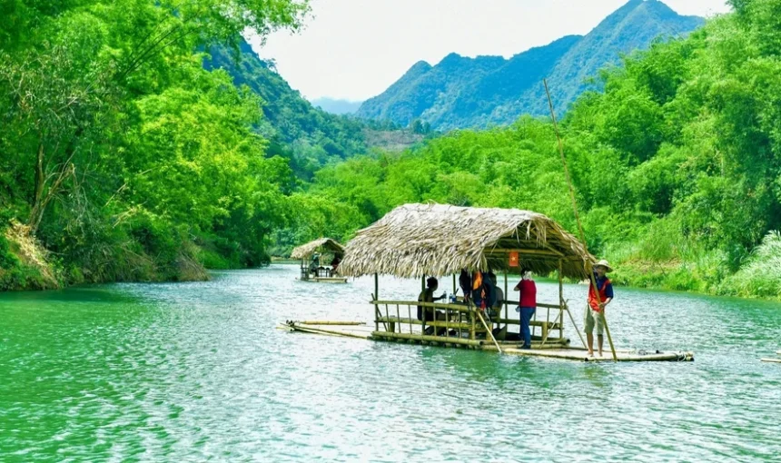 Balade en Radeau de Bambou sur la Riviere Ma au cœur du Nord-Vietnam